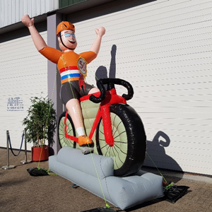 Abraham/ jarige man Wielrenner, fietser 3 mtr Diverse leeftijden beschikbaar Abraham/ jarige man Wielrenner, fietser 3 mtr Diverse leeftijden beschikbaar